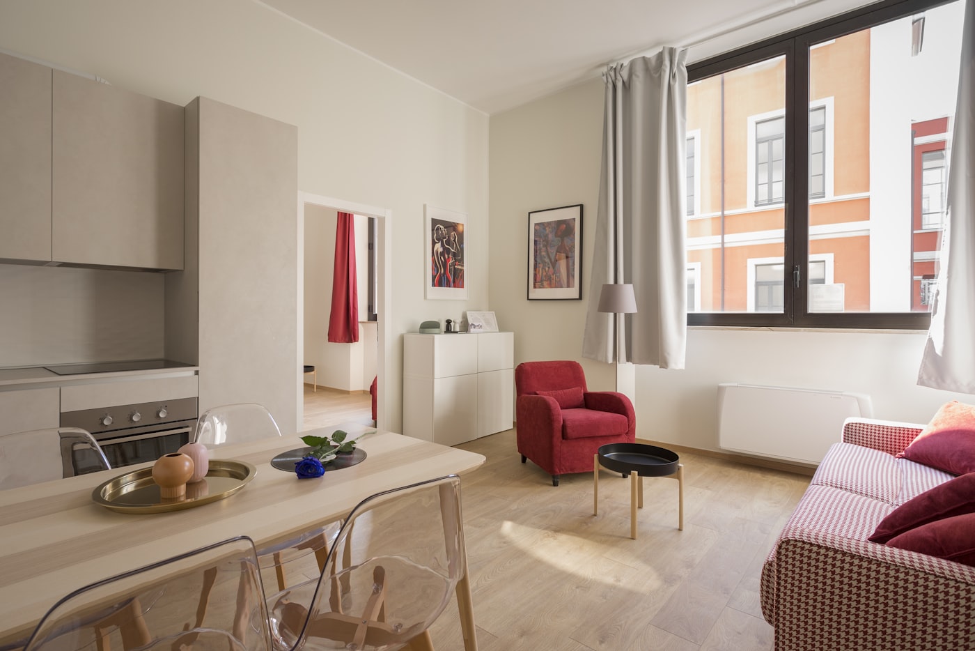 Loft ouvert, canapé et grandes fenêtres