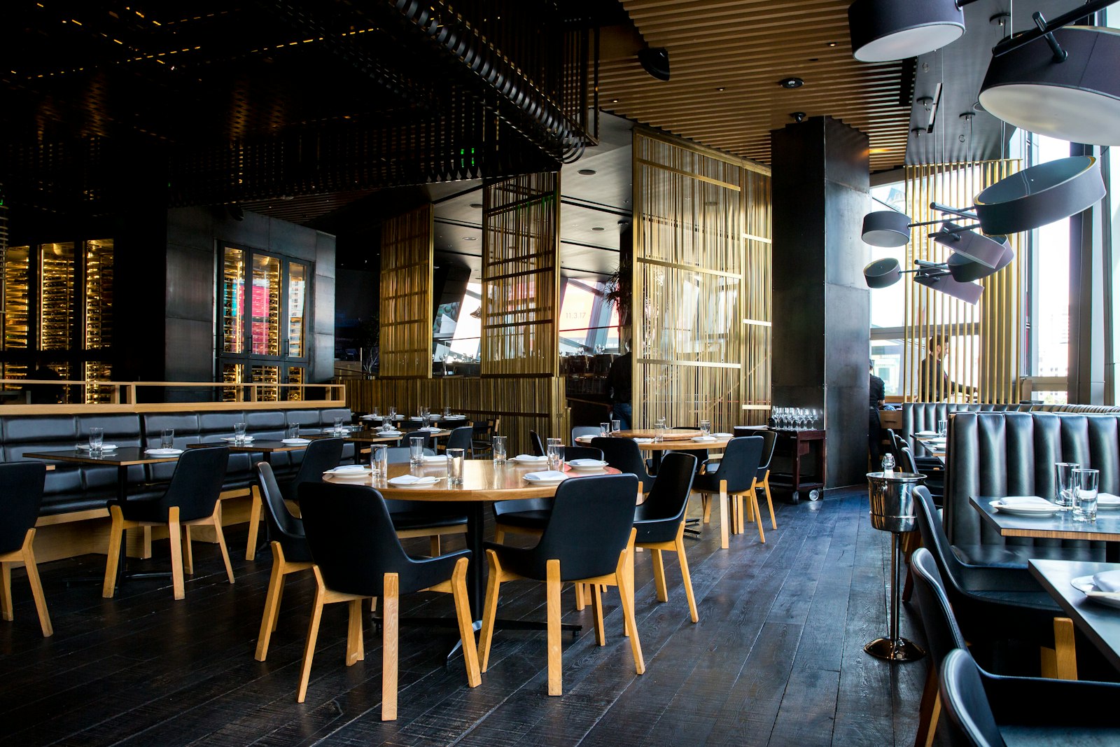 Salle du restaurant Maison Tafarnout, tables dressées et lumière basse